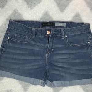 Regular wash jean shorts